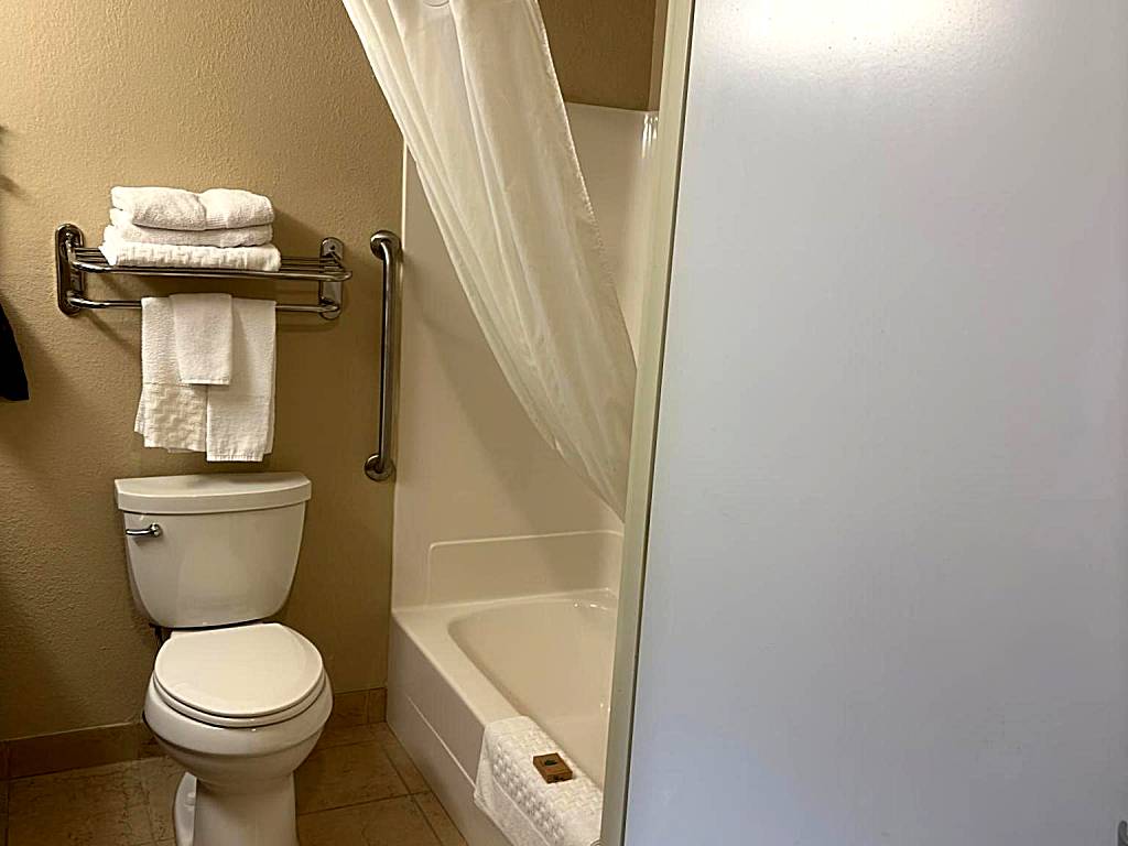 Duluth Inn & Suites Near Spirit Mountain: King Room with Spa Bath