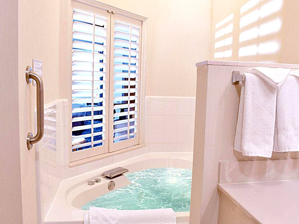 Fairfield Inn & Suites Indianapolis East: King Room with Spa Bath