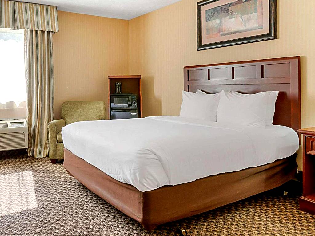 Comfort Inn Traverse City: King Room with Hot Tub - Non-Smoking