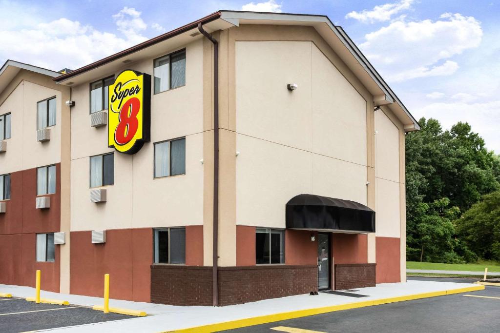 Super 8 by Wyndham Chester/Richmond Area