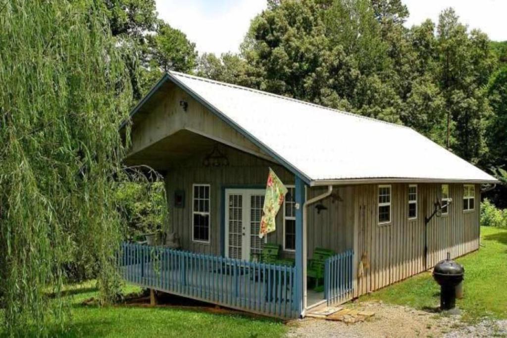 Country Cottage - 2 Bedrooms, 1 Baths, Sleeps 6 cabin