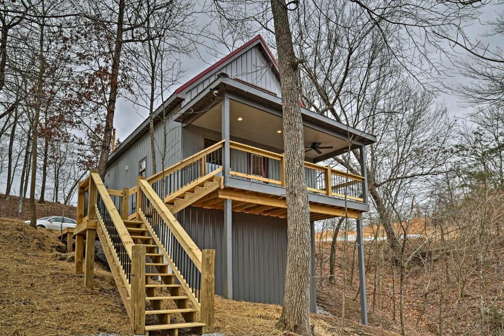 Cozy East Bernstadt Cabin with Porch and Fishing Lake!