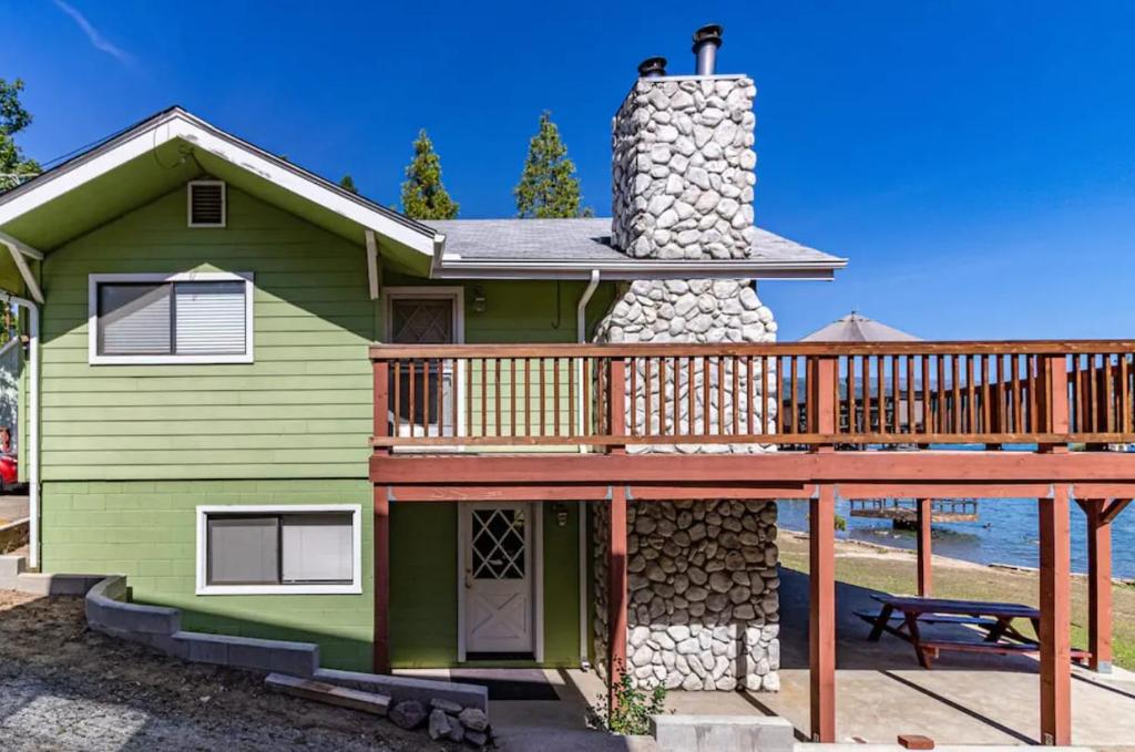 Lake front Cabin with guest cabin - Serrano