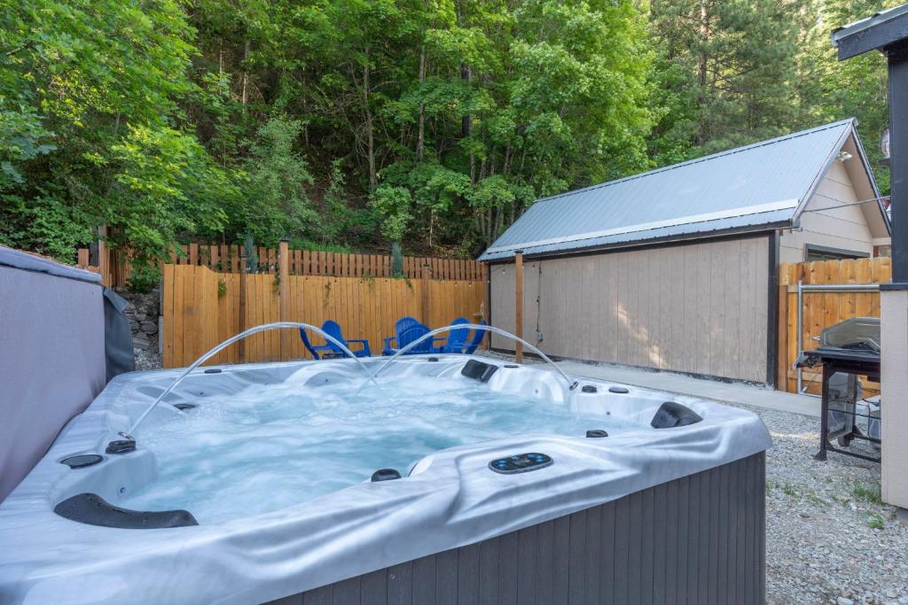 Close to Hiawatha Tr and Biking with HOT TUB