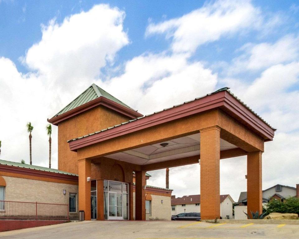 Econo Lodge Inn & Suites