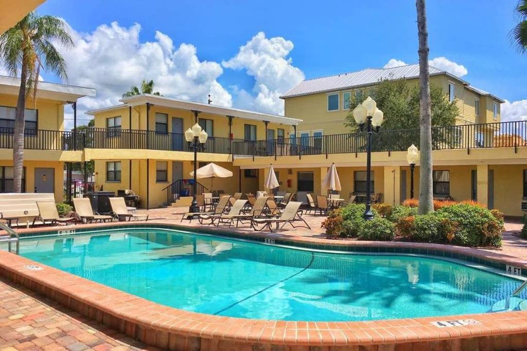 Beach Condo in Gated Complex, Heated Courtyard Pool, Ocean only 1 block away!