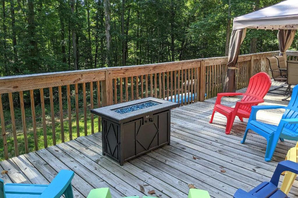 The Lake Place Cabin with Golf Cart and Free Kayaks!