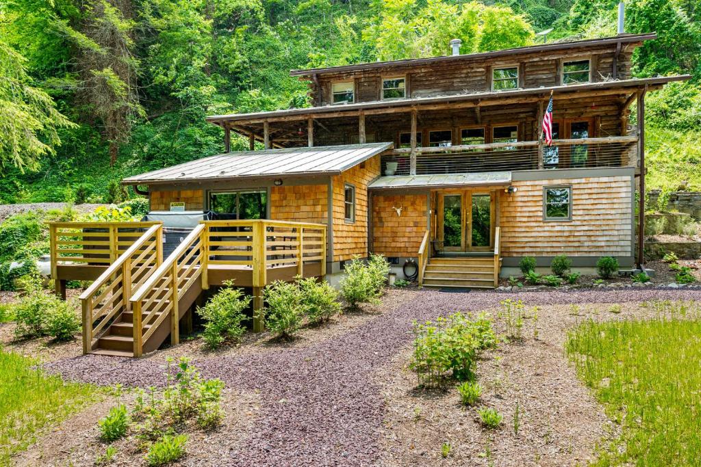 Riverside Log Cabin w Hot Tub Fire Pit Huge Deck