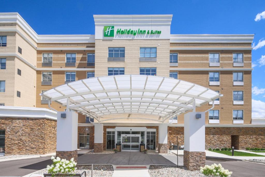 Holiday Inn & Suites Detroit - Troy, an IHG Hotel